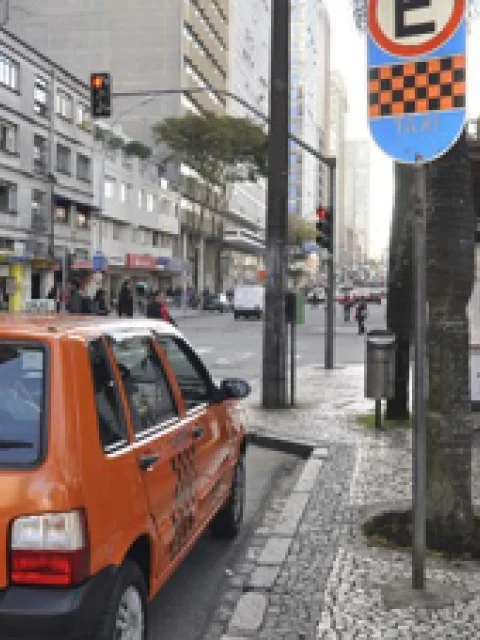 Taxis-e-lotacoes-o-que-diz-a-lei